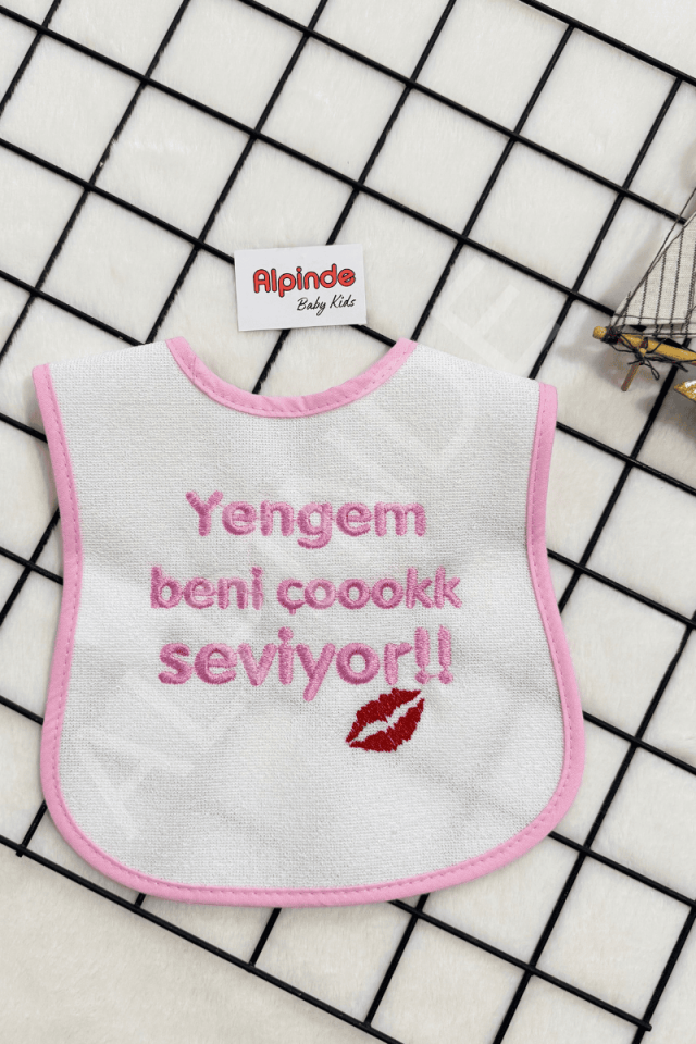 Yengem Beni Çok Seviyor Yazılı Mama Önlüğü