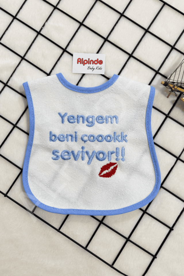 Yengem Beni Çok Seviyor Yazılı Mama Önlüğü