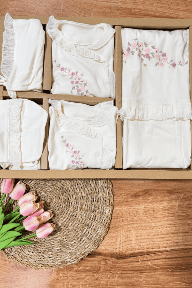 Kız Bebek 0-3 Ay Pliseli Battaniye Tulum Set Çiçek İşlemeli Hastane Çıkışı