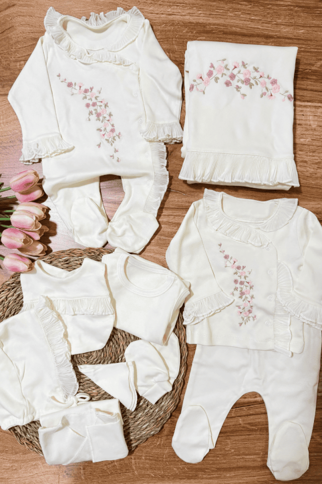 Kız Bebek 0-3 Ay Pliseli Battaniye Tulum Set Çiçek İşlemeli Hastane Çıkışı