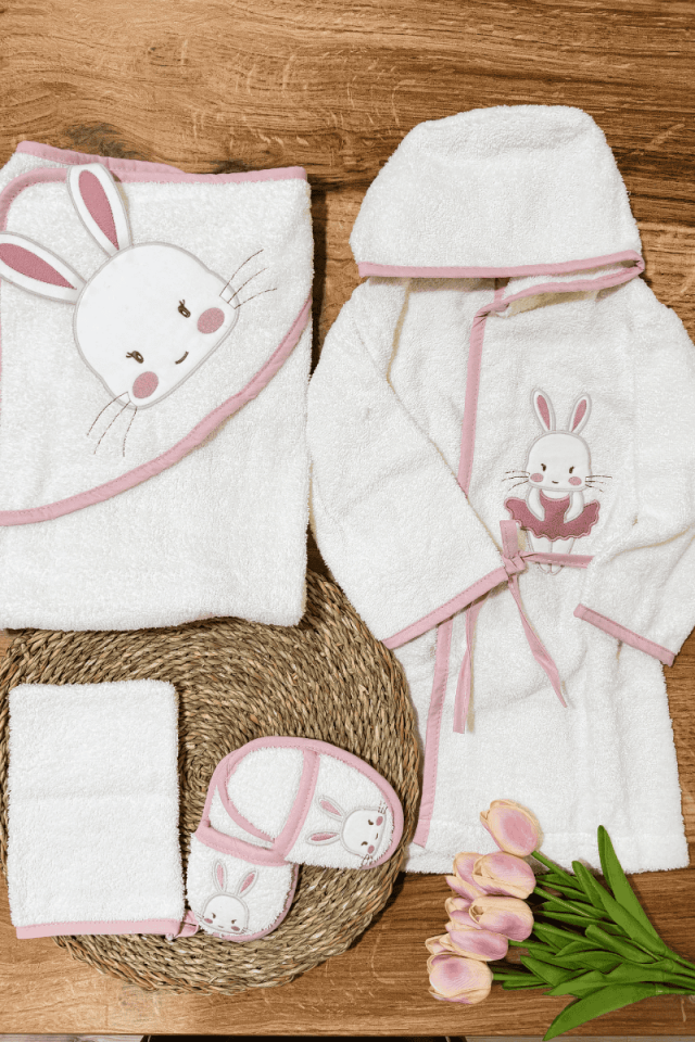 Tavşan Nakışlı 4 Parça %100 Pamuklu Havlu & Bornoz Set