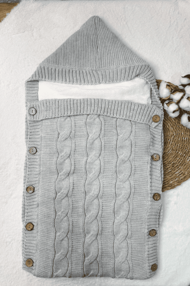 % 100 Organik İçi Polarlı Kapüşonlu Düğme Detaylı Triko Bebe Kundağı 75 x 40 cm