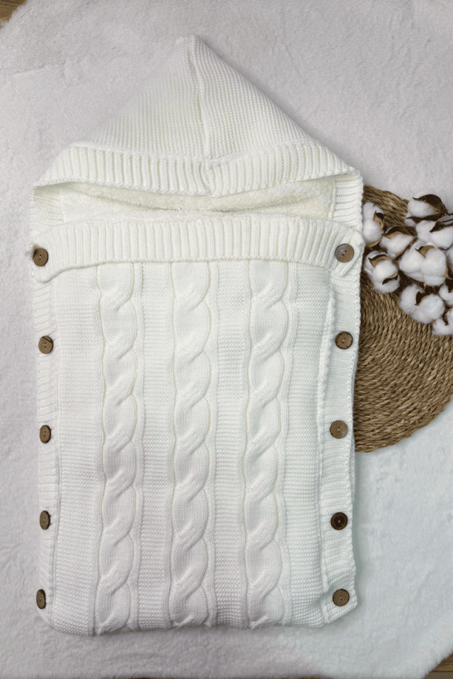 % 100 Organik İçi Polarlı Kapüşonlu Düğme Detaylı Triko Bebe Kundağı 75 x 40 cm