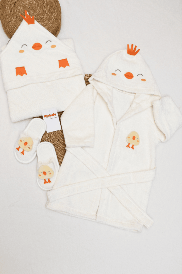 Sevimli Civciv Desenli %100 Pamuk Bebek Bornoz Seti 0-2 Yaş Kutulu