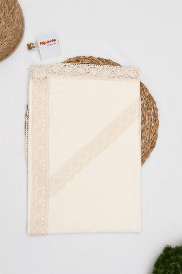 Fisto Dantel Detaylı Kız Bebek %100 Pamuklu Kundak Battaniye 90*90 Cm Ekru