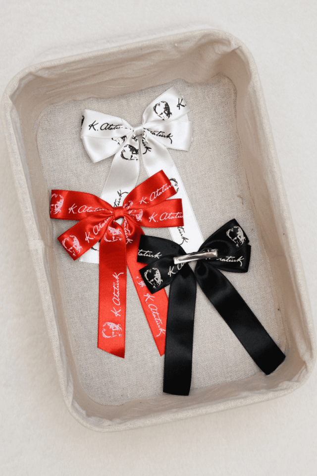 23 Nisan Özel Günler Okul ve Günlük Kullanım İçin Atatürk Baskılı Fiyonklu Saten Toka