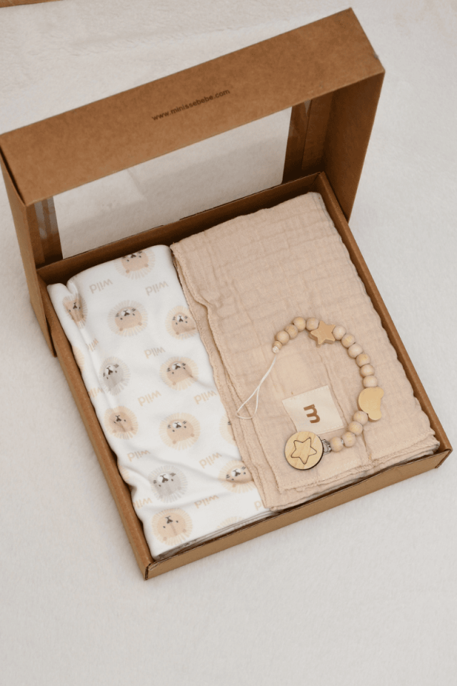 % 100 Pamuk 1 adet Müslin + 1 Adet Penye Battaniye + 1 adet Emzik Askısı Set