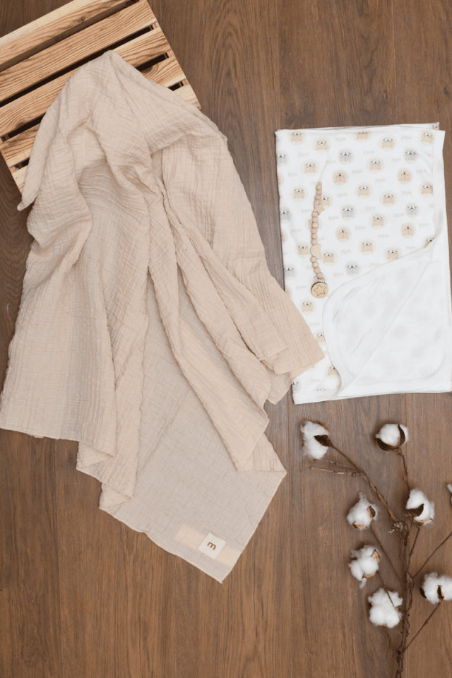 % 100 Pamuk 1 adet Müslin + 1 Adet Penye Battaniye + 1 adet Emzik Askısı Set