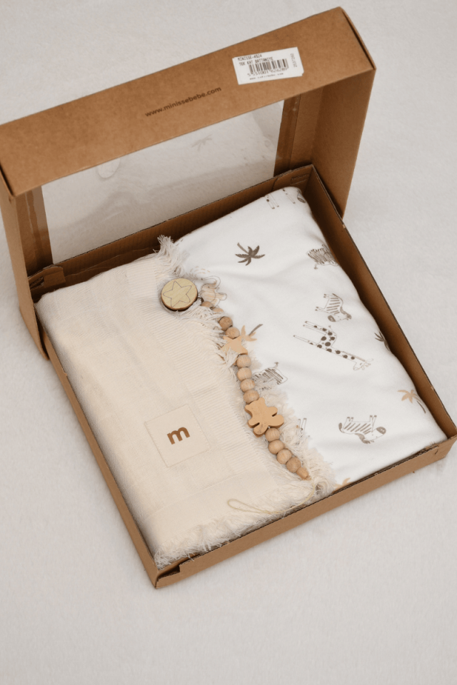 % 100 Pamuk 1 adet Müslin + 1 Adet Penye Battaniye + 1 adet Emzik Askısı Set